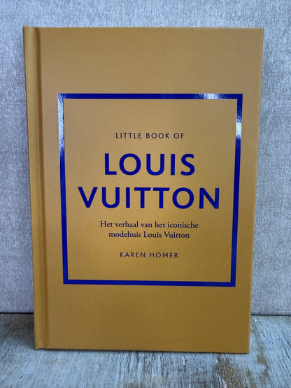 Little Book of Louis Vuitton van Karen Homer met bruine hardcover en blauwe details.