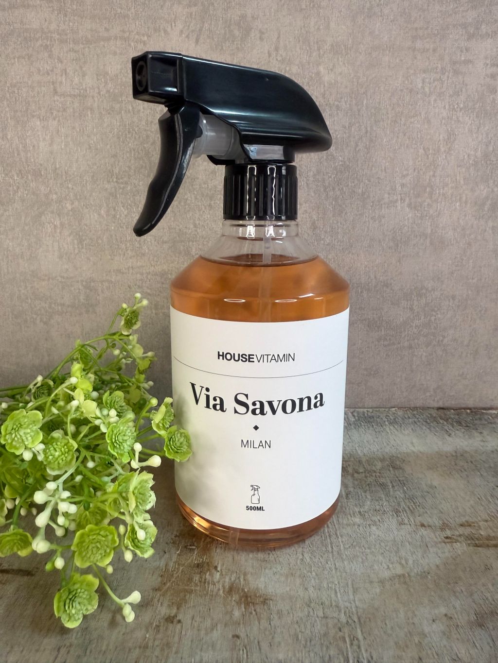 Luxe roomspray Via Savona Milan van Housevitamin met zwarte spraydop en witte label op houten ondergrond.
