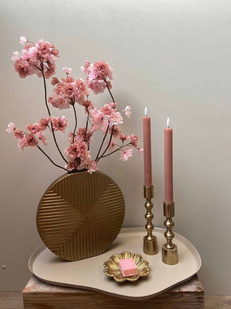 Prachtige set met vaas Cosa, beige dienblad, licht roze Prunus kunstbloemen en diverse accessoires.