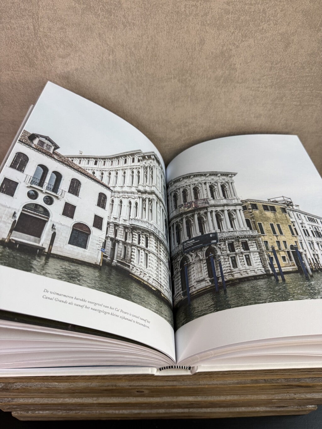 Tafelboek Venetië Kleine Atlas voor Hedonisten met hardcover en foto van de kanalen van Venetië.