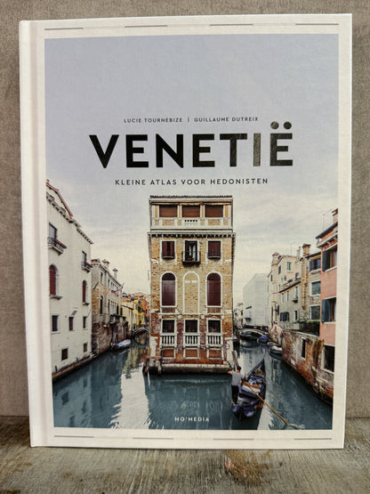 Tafelboek Venetië Kleine Atlas voor Hedonisten met hardcover en foto van de kanalen van Venetië.