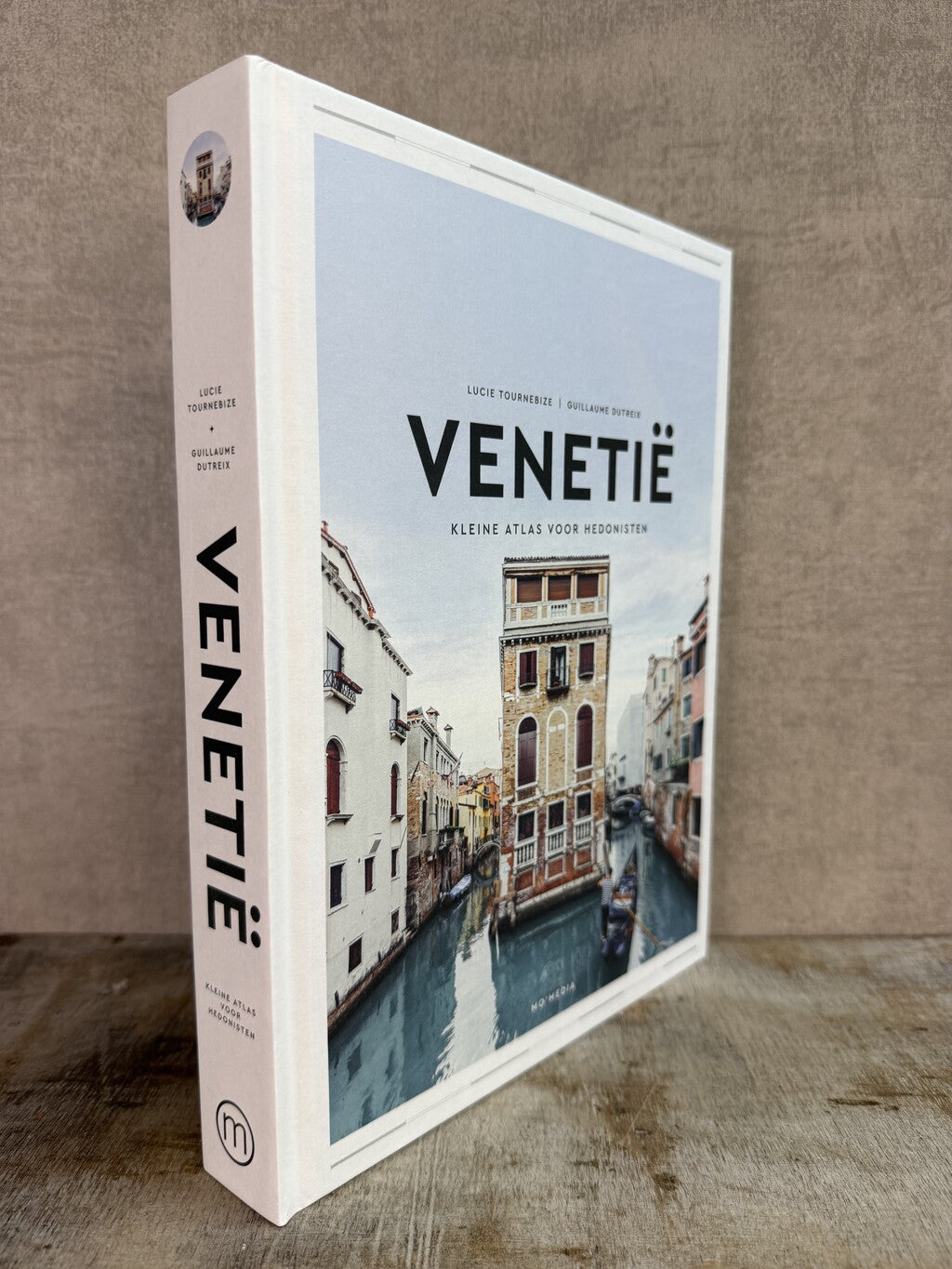 Tafelboek Venetië Kleine Atlas voor Hedonisten met hardcover en foto van de kanalen van Venetië.